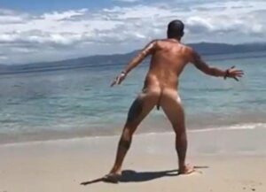 V Deo Do Ator Paulinho Vilhena Nu Na Praia Homens Pelados Br