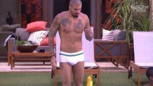 BBB15: Fernando de cueca branca exibindo a mala