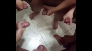 Amigos gay foram estudar em casa e acabaram transando