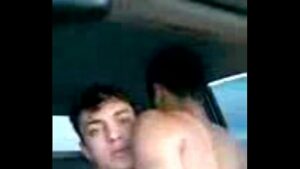 Chupando no carro sexo gay gif