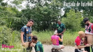 Comendo o gay e batendo na cara do bombado