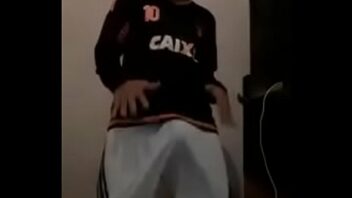 Corinhiano dançando de pau duro porno gay