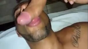 Fando uma chupada no pauzao do moreno gay videos