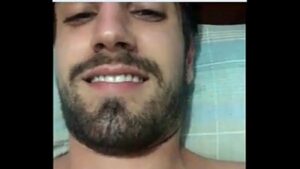 Foto e vídeo de João Guilherme nu mostrando a