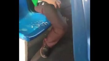 Garoto gay de pau duro no ônibus em curitiba