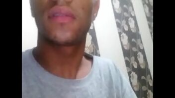 Gay grita de prazer debaixo da pica do hetero peludo