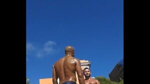 Gay na praia dizendo que a diaria custa caro