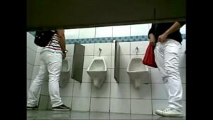 Gays do ceará trocando o cu no banheiro da rodoviária