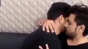 Gays se beijando se