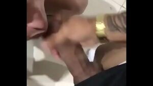 Homem chupando o cu do gay novinho