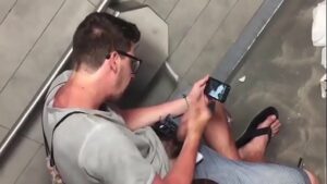 Homens se masturbando no banheiro publico