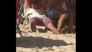 Pegaçao de final de ano na praia gay porno