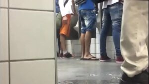 Pegaçao gay no banheiro riachuelo da paulista