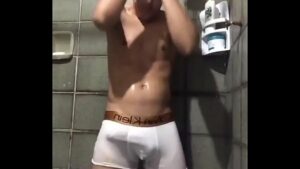 Porno gay novinho batendo punheta no banheiro da escola