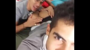 Video de um gay chupando dois heteros