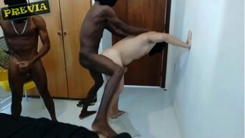 Video gay brasileiro branquinho dando pra dois negros