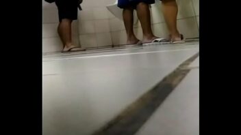 Video gay pegação banheiro