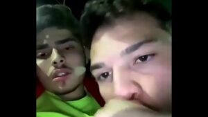 Video porno de novinhos gay no carro