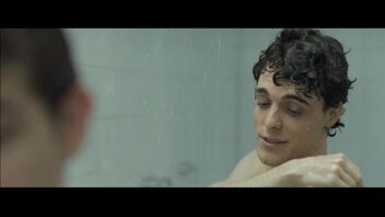 Adolescentes se acariciando no banho gay