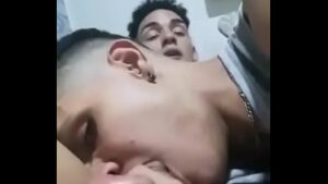 Avô gay chupando o neto