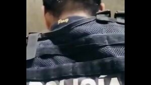 Conto erótico gay hetero dotado policial