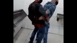 Coroa gay se pegando em banheiro publico