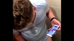 Dando no banheiro gay x videos