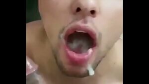 Enchendo a boca do gay de porra no x video