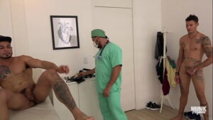 Exame medico doutor comendo do paciente video gay real