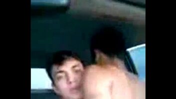 Fazendo sexo gay pela primeira vez no carro