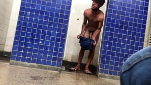 Flagra vizinho banho gay porn