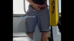 Gay bolinando o hetero onibus lotado