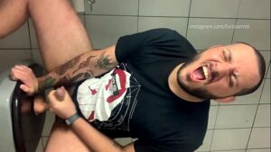 Gay brasileiro com um vibrador no cu