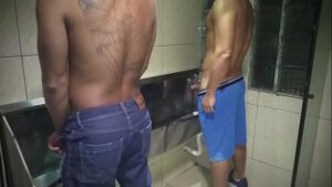 Gay chegando em casa tirando a roupa