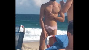 Gay chupando cu na praia de sunga enfiada no cu