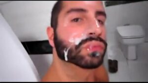 Gay leva esporrada na cara video porno