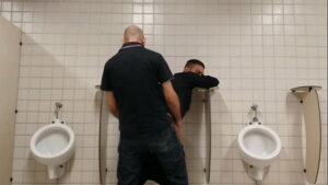 Gays flagrados no banheiro