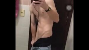 Gozar penis sexo muito gay jovem banheiro