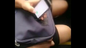 Homem sarrando gay no busão