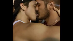 Homens gays dando deliciosos beijos