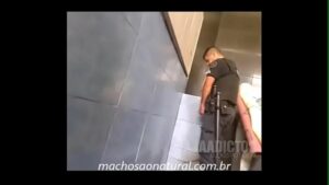 Ladrão comendo policial gay