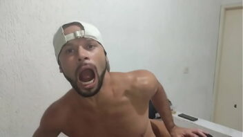 Macho apuzudo fazendo gay gritar