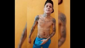 Magrinho roludo tatuado fudendo gay lindo em hd