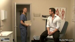 Medico gay examinando homens