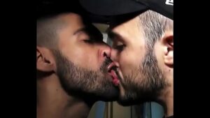 Namorados gay beijos na cama sexo