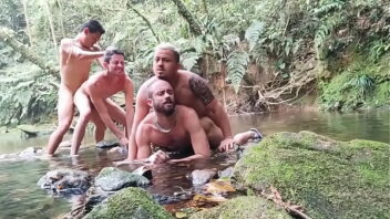 Orgia de gays na favela