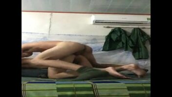 Porno gay deu pra dois no sofa