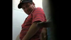 Quadrinho surpresa so banheiro público gay