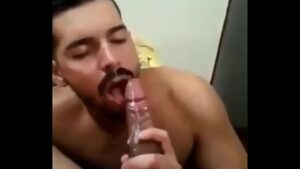 Sexo gay com gozadas na boca com tesão
