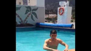 Sexo gay dentro da piscina